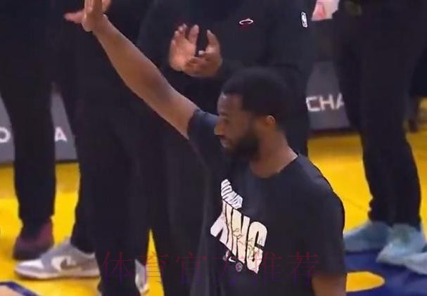 当勇士球迷起立为威金斯鼓掌时,队友鲍威尔对他说:别哭 当勇士球迷起立为威金斯鼓掌时,队友鲍威尔对他说:别哭